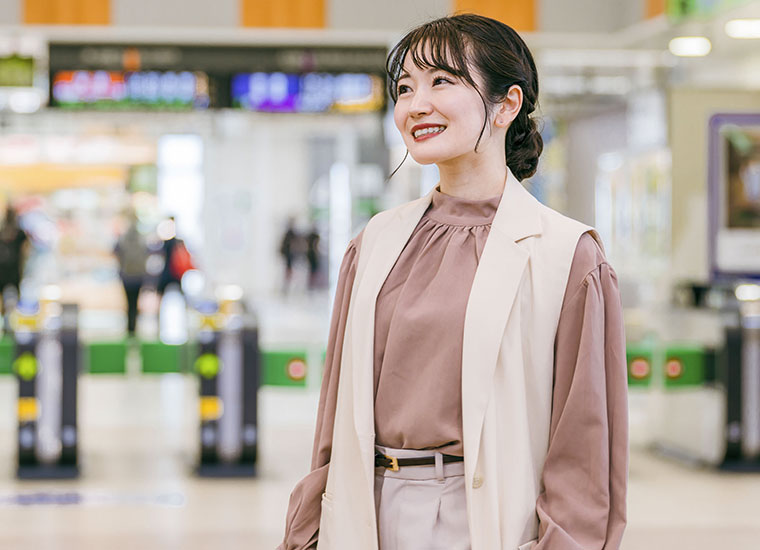 改札前の女性