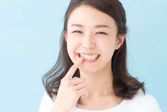 白い歯が美しい女性
