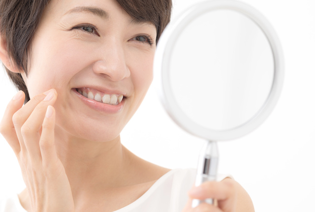 鏡を見る女性