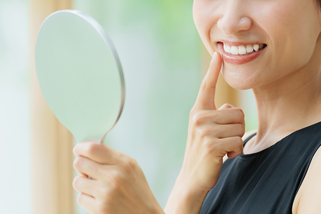 鏡を見る女性