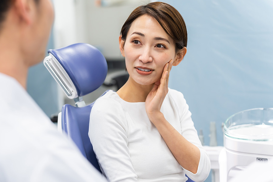 医師と相談している女性