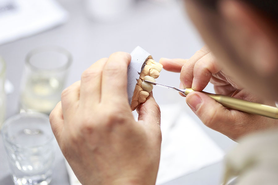 作業する歯科技工士